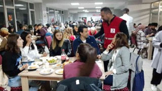 Kızılay gönüllüsü 200 genç iftarda buluştu