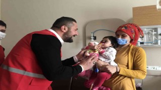 Kızılay hastanede tedavi gören çocukları sevindirdi