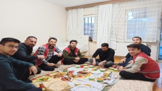 Kızılay iftarda üniversite öğrencilerinin evine konuk oldu