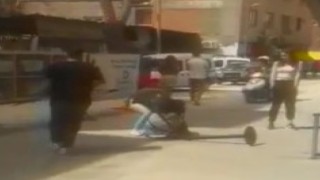 Kızların saç başa kavgasını erkek arkadaşları kayda aldı