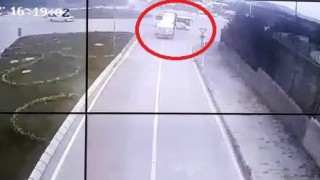 Kocaelide tır ile işçi servisi çarpıştı: 2si ağır 25 yaralı
