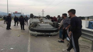 Kontrolden çıkan araç takla atıp karşı şeride geçti: 3 yaralı