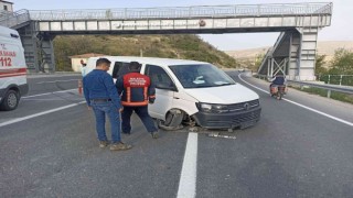 Kontrolden çıkan minibüs kaza yaptı: 2 yaralı