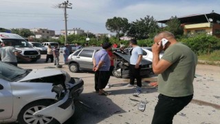 Kontrolden çıkan otomobil iki araca çarptı, sürücüler yaralandı