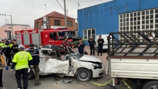 Kontrolden çıkan otomobil park halindeki kamyonete çarptı: 1 ölü, 6 yaralı