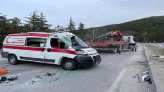 Kontrolden çıkıp devrilen ambulansta 2 kişi yaralandı