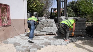 Konyaaltında iş makinalarının giremediği sokaklara parke taşı