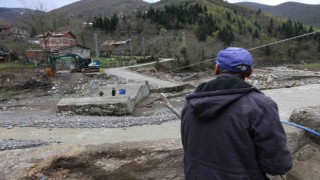 Köprüleri yıkılınca köyde mahsur kaldılar, ihtiyaçlarını böyle gideriyorlar