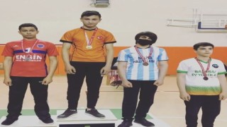 Köprüören Tek Termik Ortaokulu öğrencilerinin bilek güreşi başarısı