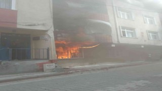 Korkutan yangında mahsur kalanları minibüs yardımıyla kurtardılar