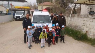 Köşk polisinden öğrencilere hediye
