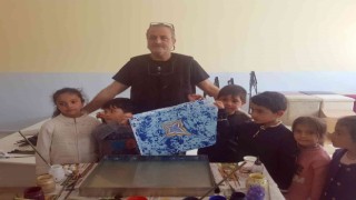 Köy çocukları ebru sanatını öğreniyor