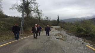 Köy yolu heyelan nedeniyle çöktü