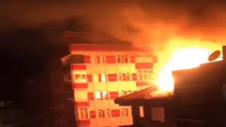 Küçükçekmecede alevler geceyi aydınlattı