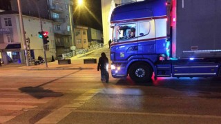 Kuluda trafik ışıklarında dilenenler canlarını tehlikeye atıyor