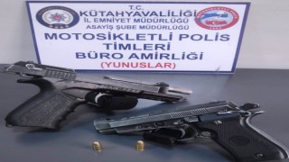Kütahyada bir araçta 2 ruhsatsız tabanca ile 4 ayrı aranması olan şahıs ele geçirildi