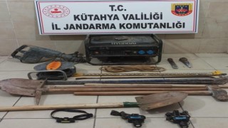 Kütahyada kaçak kazı yapan 4 şüpheli suçüstü yakalandı