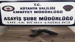 Kütahyada ruhsatı olmayan, sigara içilen ve ruhsatsız tabanca bulunan işyeri kapatıldı