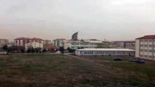 Kuvvetli fırtına okulun çatısını uçurdu