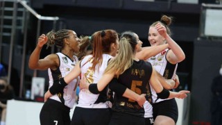 Lider VakıfBank normal sezonu galibiyetle kapattı