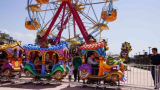 Lunapark çocukların dünyası dolup taşıyor