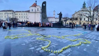 Lvivde halk 515 kandil mum ile Ukrayna haritası çizdi