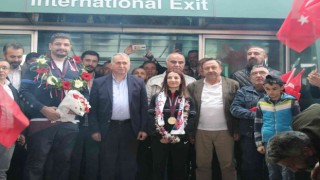 Macaristandan madalyayla dönen milli güreşçiler coşkuyla karşılandı
