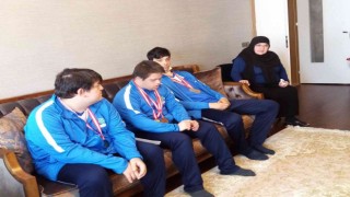 Madalyaları aldılar, şehit ailesine koştular
