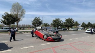 Maltepede feci kaza: Kontrolünü kaybeden sürücü, seyir halindeki 3 araca çarparak takla attı
