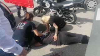 Manavgatta motosiklet ile kamyonet çarpıştı: 2 yaralı
