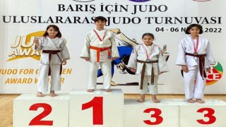 Manisa BBSKlı judocular madalyaları topladı