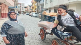 Manisalı kadın muhtar at arabasıyla sokak sokak pide dağıttı