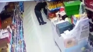 Markette hırsızlık yaparken yakalandı, arbede sırasında çaldıkları etrafa saçıldı