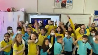 Maskeleri topluca böyle attılar