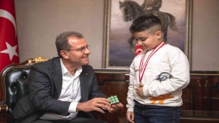 Matematikte dünya birincisi Erken, Başkan Seçer ile buluştu
