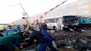 Meksikada tren yolcu otobüsüne çarptı: 1 ölü, 20 yaralı