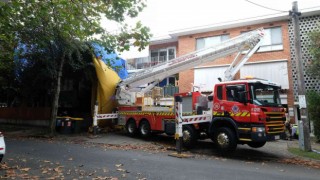 Melbournede 12 kişiyi taşıyan sıcak hava balonu caddeye acil iniş yaptı