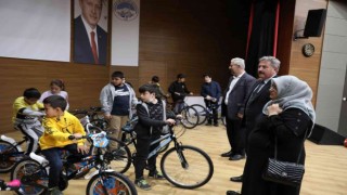 Melikgaziden yetim çocuklara bisiklet hediyesi