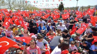 Meramda 23 Nisan on binlerce kişinin katılımıyla kutlandı