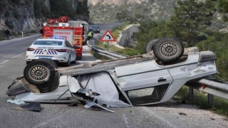 Mersinde freni patlayan otomobil bariyere çarpıp takla attı: 1 ölü, 3 yaralı