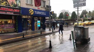 Meteorolojinin sarı kod ile uyardığı Trakyada beklenen sağanak başladı