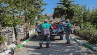 Mezarlıklarda bayram öncesi temizlik