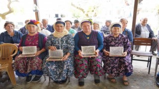 Milasta kırsalda yaşayan vatandaşlara ipek böceği larvası ve halı ipi dağıtıldı