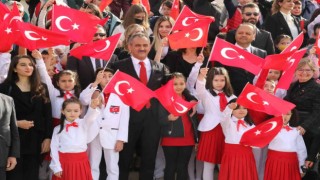 Milli Eğitim Bakanı Özer, 23 Nisan Ulusal Egemenlik ve Çocuk Bayramı dolayısıyla Anıtkabirde
