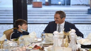 Milli Eğitim Bakanı Özer, yetim çocuklarla iftar yaptı