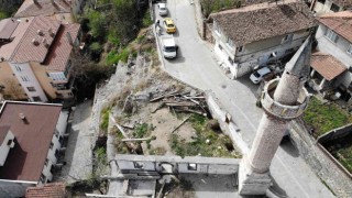 Minaresi öksüz kaldı, 6 asırlık cami 6 yıldır ibadete kapalı