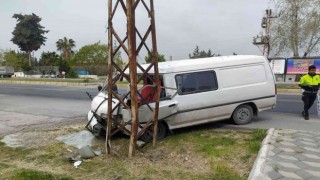 Minibüs elektrik direğine çarptı: 4 yaralı