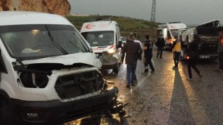 Minibüs ile çekici çarpıştı