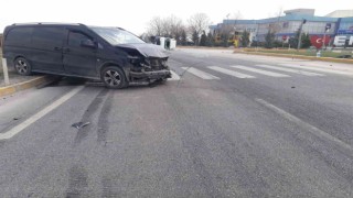 Minibüsle çarpışan kamyonet devrildi, 1 kişi yaralandı