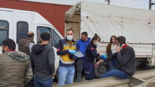 Minibüsün kamyonete çarptığı kaza kamerada: 4 yaralı